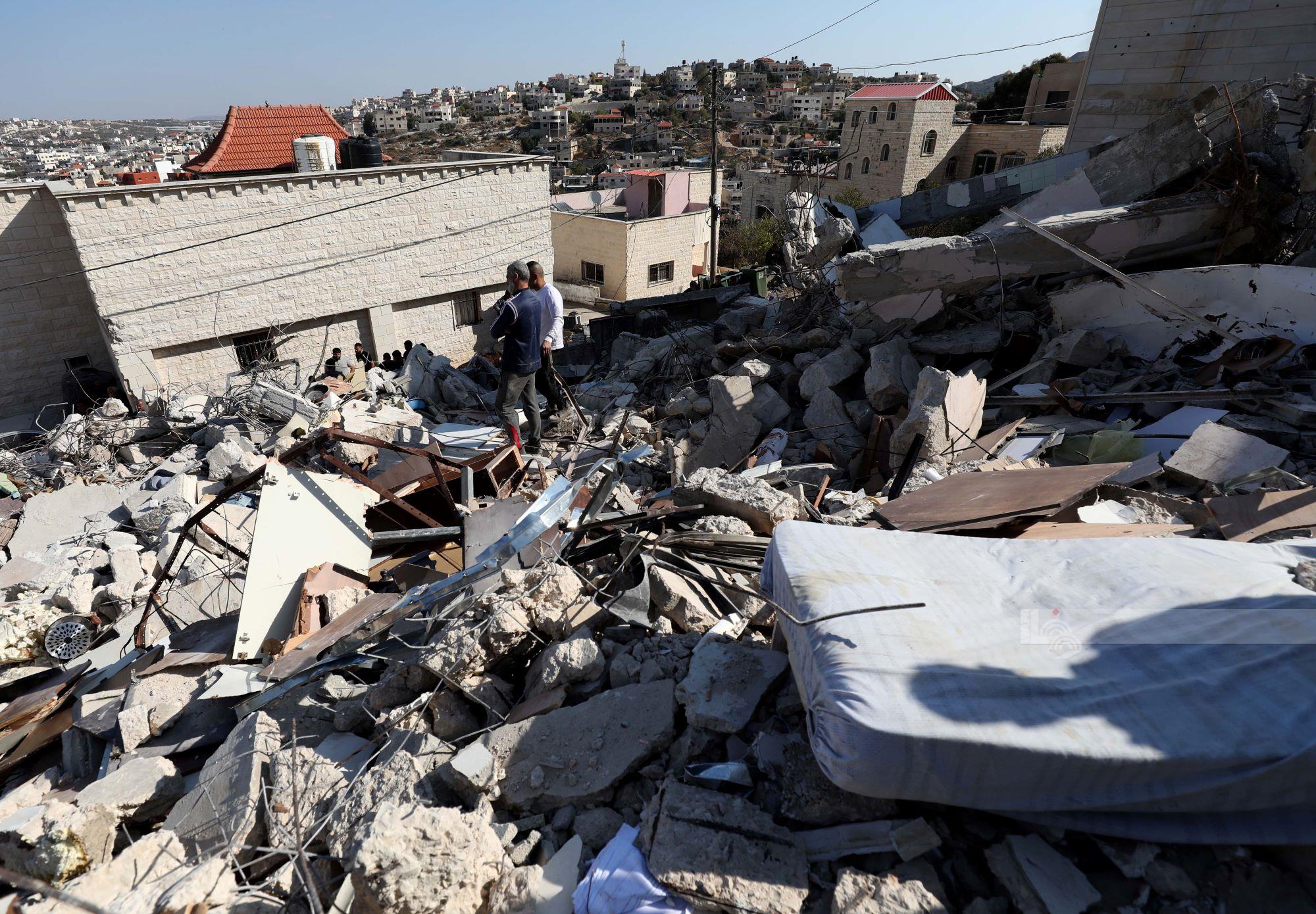 صورة أرشيفية لمنزل هدمه الاحتلال بعد محاصرة أحد الشبان فيه في بلدة قباطية.